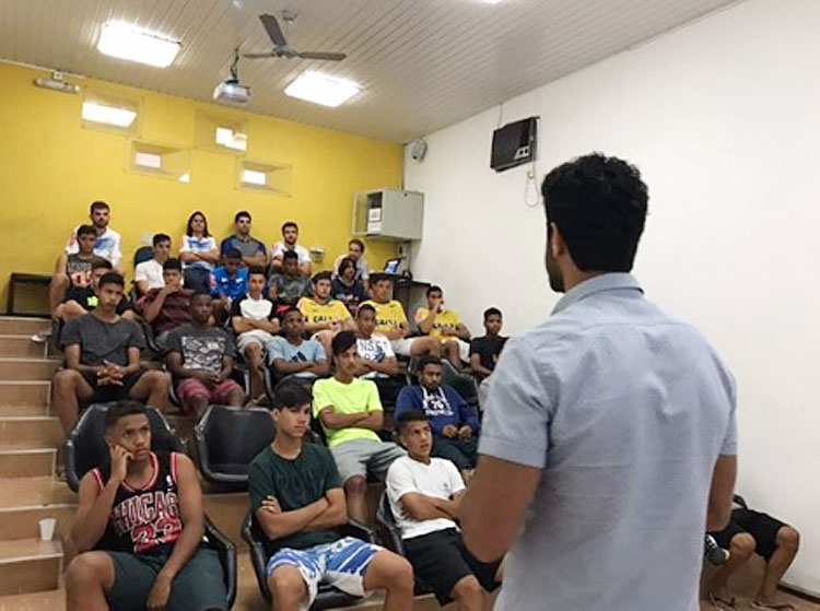 Zagueiro Leo divulgou fotos no Instagram do papo com os jogadores da base do Cruzeiro