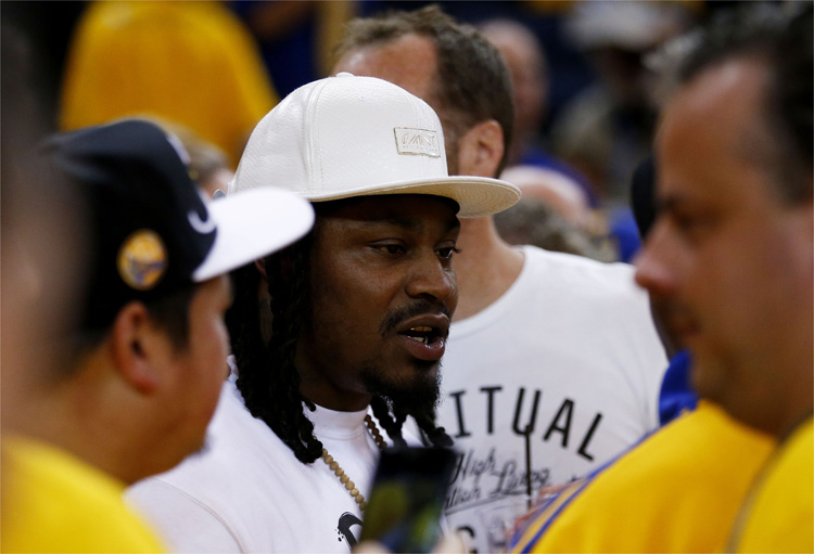 Marshawn Lynch aderiu ao protesto durante derrota do Oakland Raiders para o New England Patriots