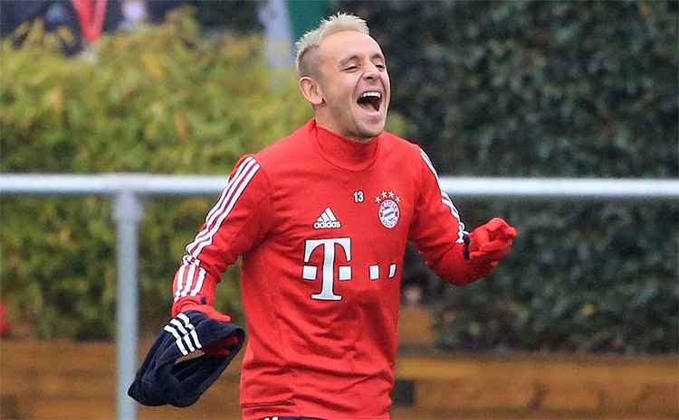 Rafinha está disposto a deixar 12 anos de Alemanha para trás em nome da família e da Copa