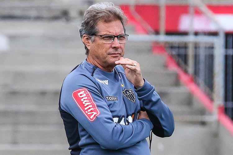 "Queremos conscientizar a todos que cumpram com aquilo que a parte coletiva precisa. Todos têm criatividade, mas é preciso ter organização", diz Oswaldo de Oliveira, treinador atleticano