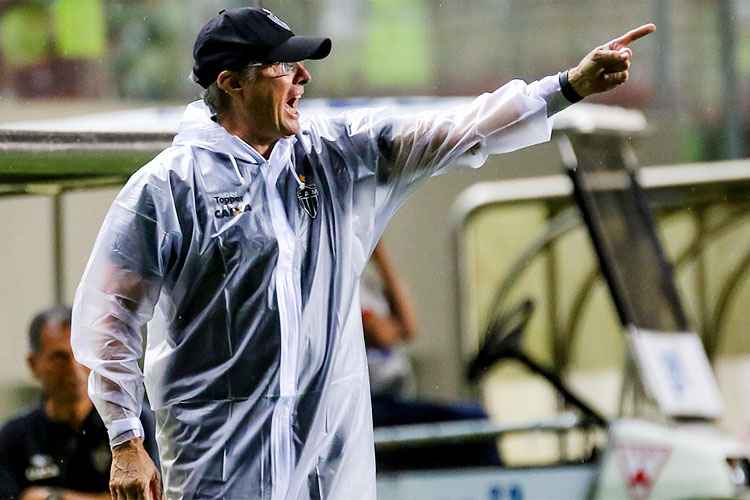 Técnico Oswaldo de Oliveira conseguiu melhorar o desempenho do Atlético no Brasileiro