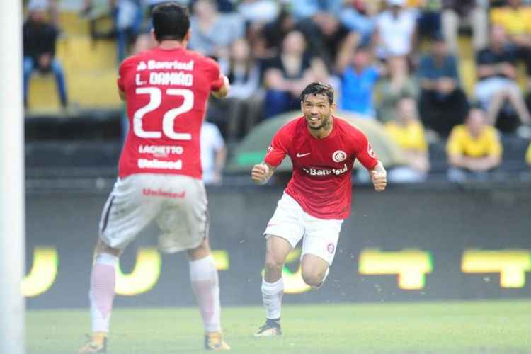Ao lado de Damião, Carlos comemora gol marcado com a camisa do Internacional pela Série B