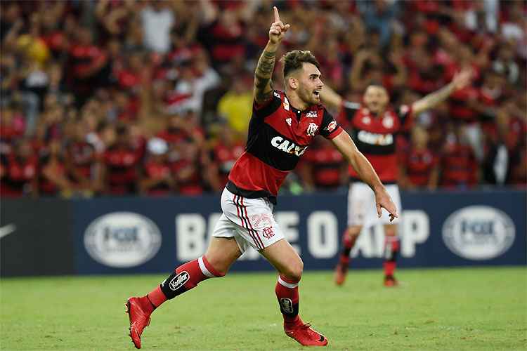 Felipe Vizeu garantiu a vitória suada de virada com um belo voleio: vantagem garantida para jogo da volta