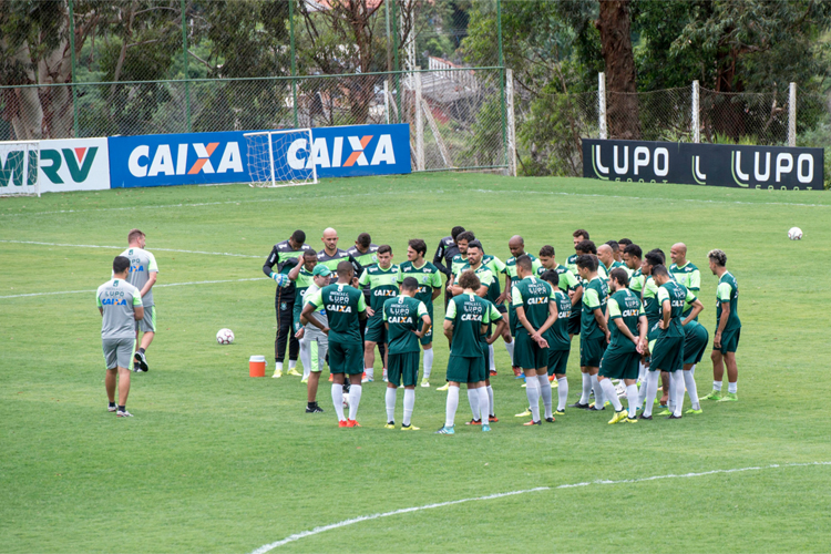 Em reunião, Enderson Moreira pediu foco aos jogadores para partida decisiva