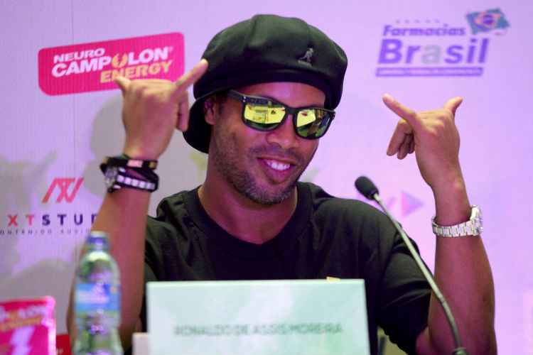 Aposentado da carreira de futebol profissional, Ronaldinho disputa jogos festivos pelo mundo