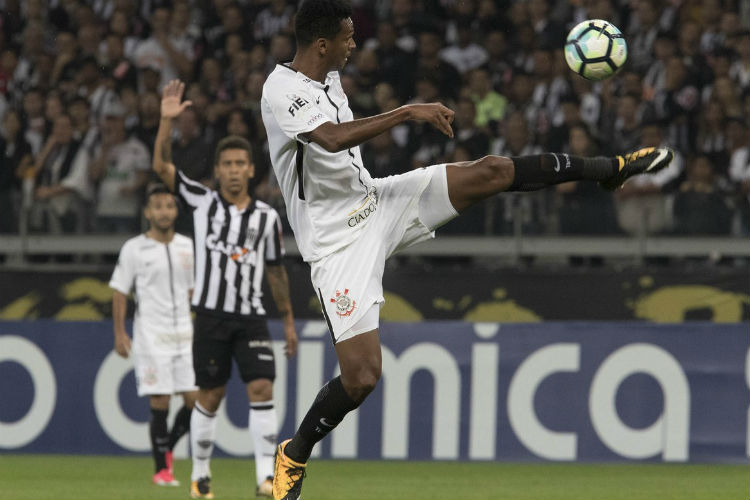 Jô fez um dos gols do Corinthians na vitória por 2 a 0 sobre o Atlético, pelo primeiro turno da Série A
