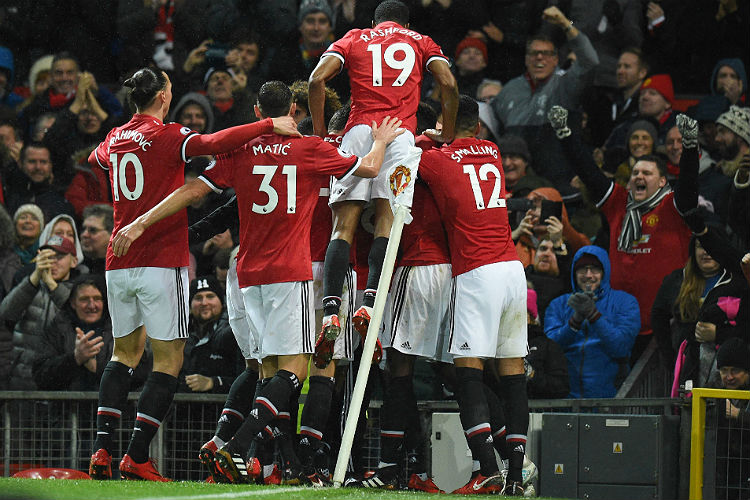 Manchester United vence no Old Trafford e segue à caça do rival City, líider da Premier League