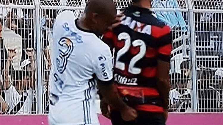 Momento exato em que Rodrigo, da Ponte, aplicou