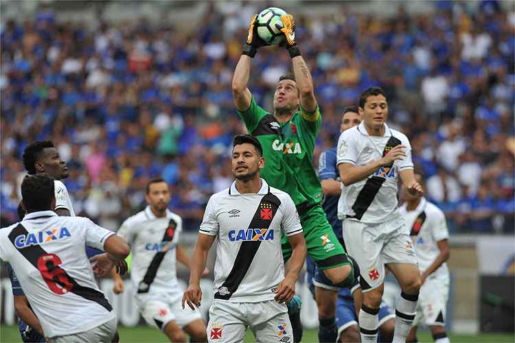 Martín Silva fez grandes defesas na partida e evitou que o Cruzeiro conseguisse ao menos um empate