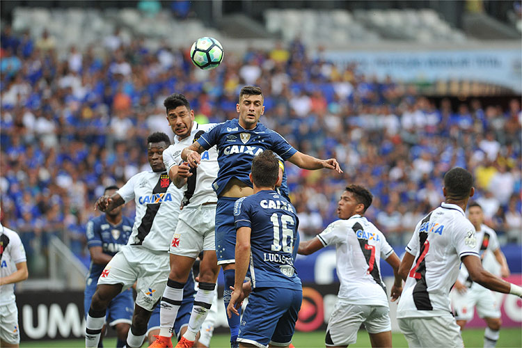 Cruzeiro finalizou 19 vezes, mas não conseguiu superar a marcação do Vasco e saiu derrotado em casa