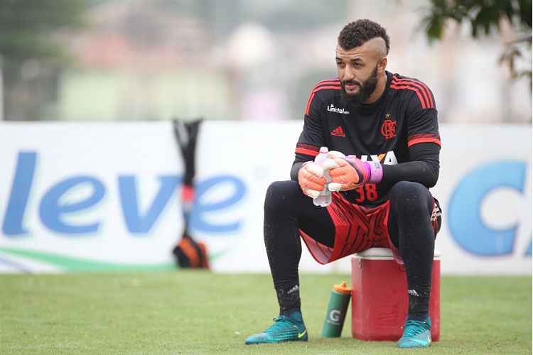 Aelx Muralha falhou nos dois gols da derrota flamenguista para o Santos, pelo Campeonato Brasileiro