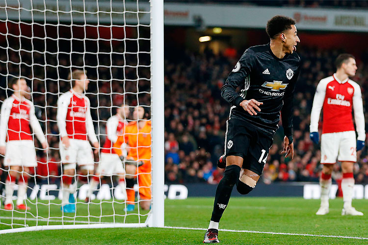 Lingard comemora segundo gol do Manchester United no Emirates Stadium: dia de Mourinho em Londres