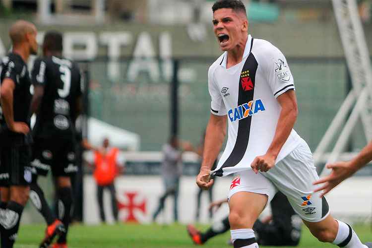Paulinho abriu o placar para o Vasco, que cumpriu a missão em casa e se garantiu na Libertadores