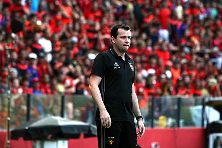 "Continuo no clube e a direção tem que tomar as providências para termos um 2018 melhor", disse