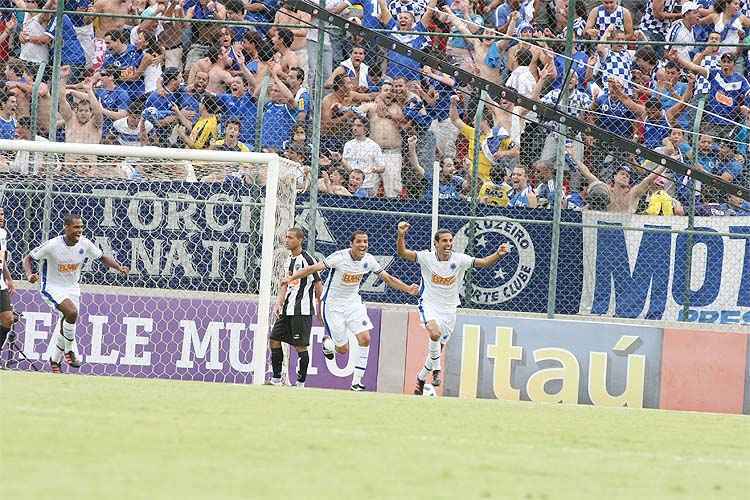 Cruzeiro venceu o Atlético por 6 a 1, na última rodada do Campeonato Brasileiro de 2011