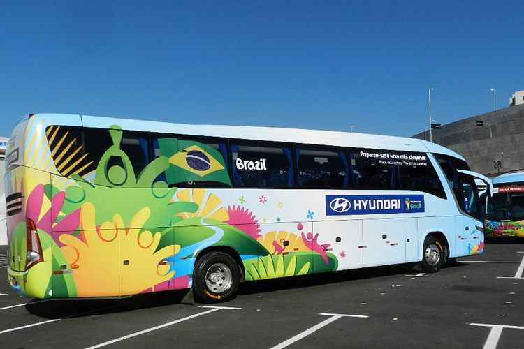 O ônibus que transportou a Seleção Brasileira. Slogan "o hexa está chegando" não vingou