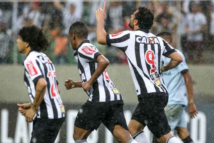 Fred comemora gol de número 2000 do Atlético no Campeonato Brasileiro, contra o Grêmio