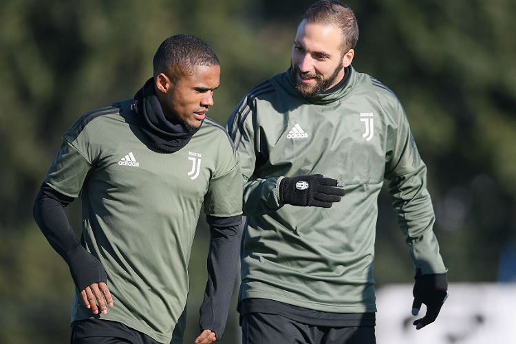 Brasileiro Douglas Costa e argentino Gonzalo Higuaín em treino da Juve antes de pegar Olympiacos