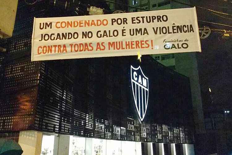 Faixa foi afixada em frente à sede do Atlético no bairro de Lourdes, na região Centro-Sul de BH