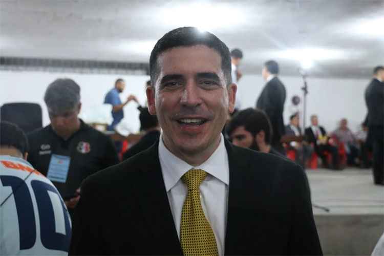 Constantino Júnior foi eleito presidente pouco depois das 22h desta terça-feira