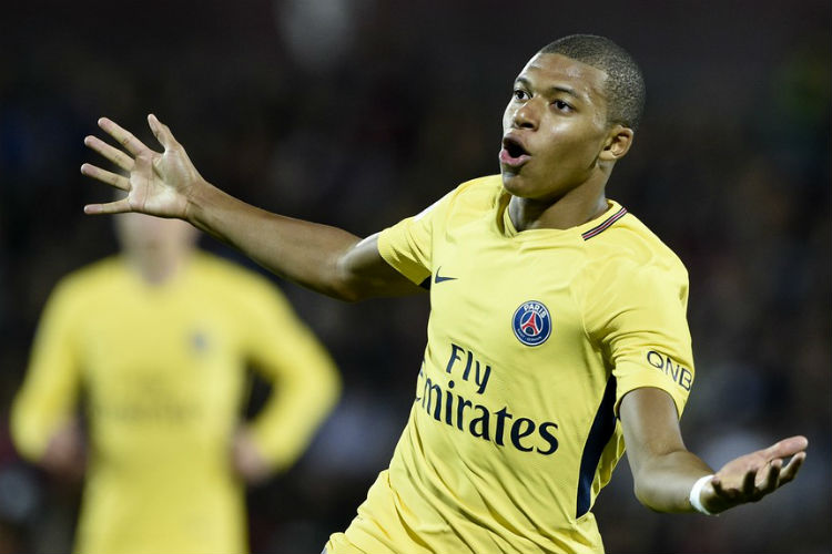Camisa 29 foi o grande destaque do PSG na Allianz Arena, abusando da velocidade