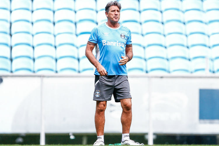 Renato Gaúcho trabalhou o elenco em campo reduzido e dividido em três times