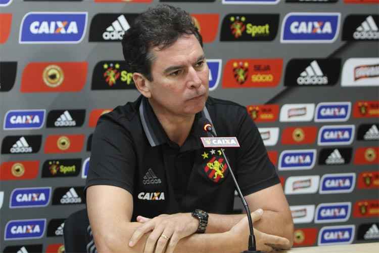 Com a saída de Gustavo Dubeux do comando do futebol, permanência de Faria ganhou interrogação