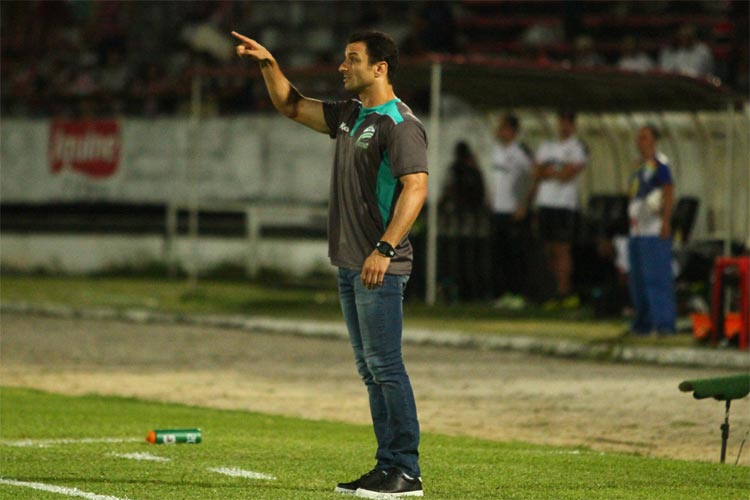 Técnico Júnior Rocha: "Acho que não serão valores que irão atrapalhar a nossa negociação"