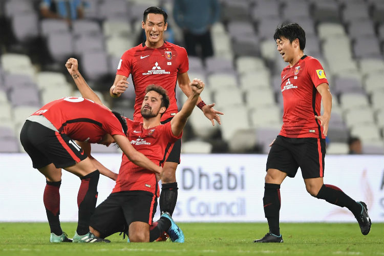 Zagueiro brasileiro (ajoelhado) marcou dois gols no triunfo dos japoneses por 3 a 2 sobre os marroquinos