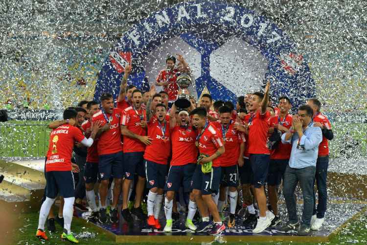 Elenco do Independiente comemora segundo título da Copa Sul-Americana dentro do Maracanã