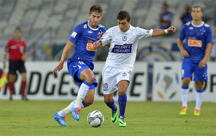 Arrascaeta, ainda pelo Defensor-URU, em duelo com o Cruzeiro, no Mineirão, pela Libertadores de 2014