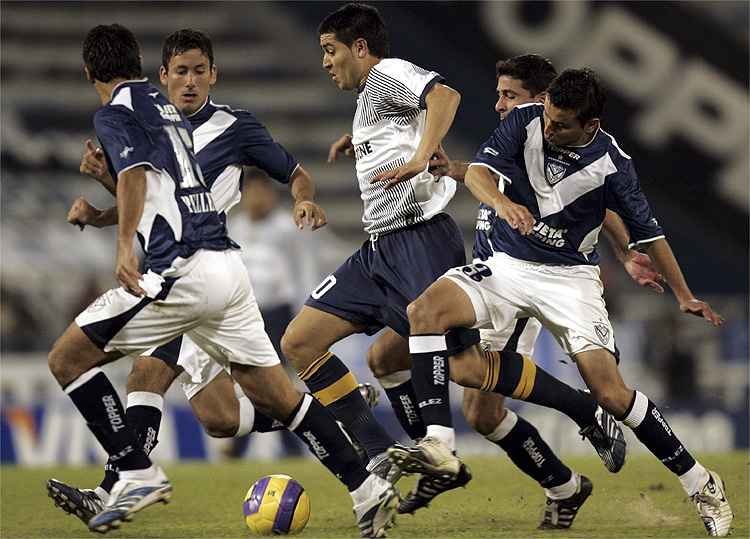 Ariel Cabral (e) marca Riquelme, do Boca, em jogo do Vélez Sarsfield pela Libertadores de 2007