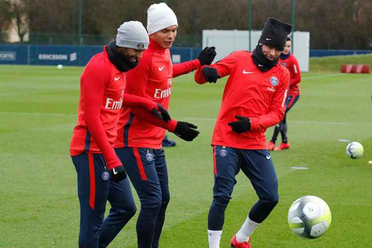 Neymar participou normalmente de todos os trabalhos do PSG durante esta quinta-feira