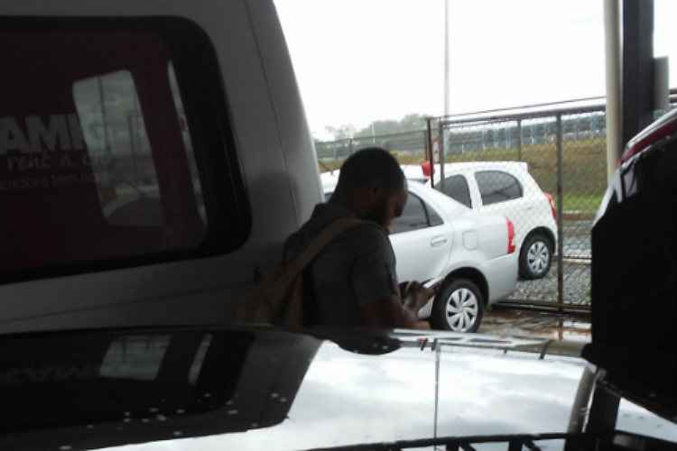 No Twitter, um torcedor registrou o lateral alugando um carro na saída do Aeroporto de Confins