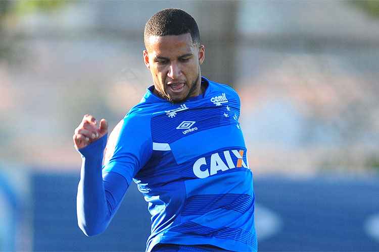 Zagueiro Murilo, do Cruzeiro, é alvo do Benfica, que oferece Marcelo Hermes como parte do pagamento