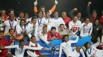 Elenco do Internacional festeja o título
