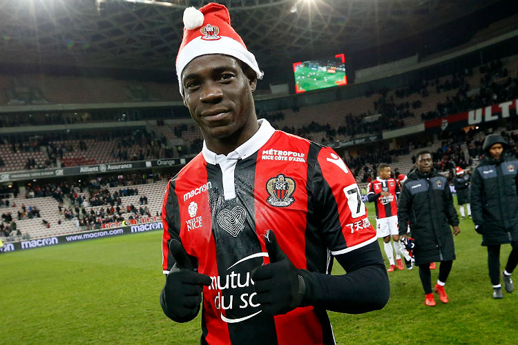 No clima do Natal, Mario Balotelli comemora vitória do Nice sobre Bordeaux, em casa 