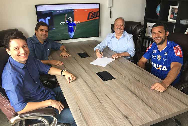 Reunião neste sábado selou acordo entre Fred e Cruzeiro; clube pode ter que arcar com multa