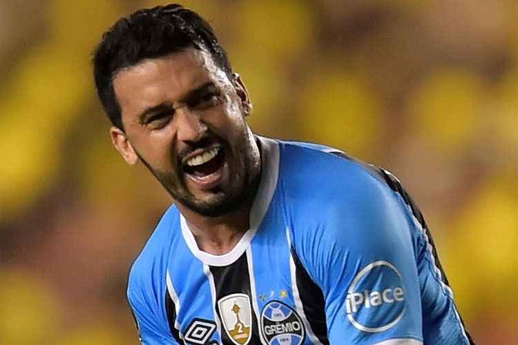 Cruzeiro já acertou salários com empresário de Edílson e espera aval do Grêmio para contratá-lo