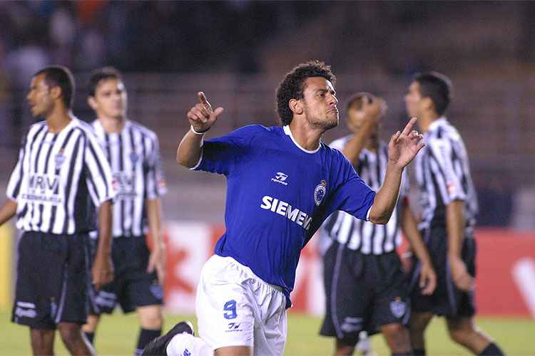 Fred marcou 40 gols em 43 jogos pelo Cruzeiro em 2005, com média de 0,93 tentos por partida