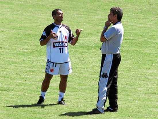 Joel como técnico do Vasco, ao lado de Romário. Foto: 2001
