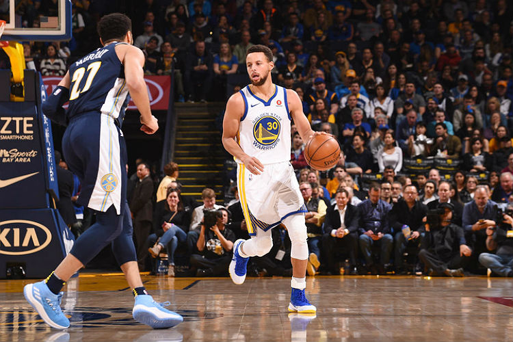Stephen Curry anotou 32 pontos e deu nove assistências em mais uma vitória do Warriors