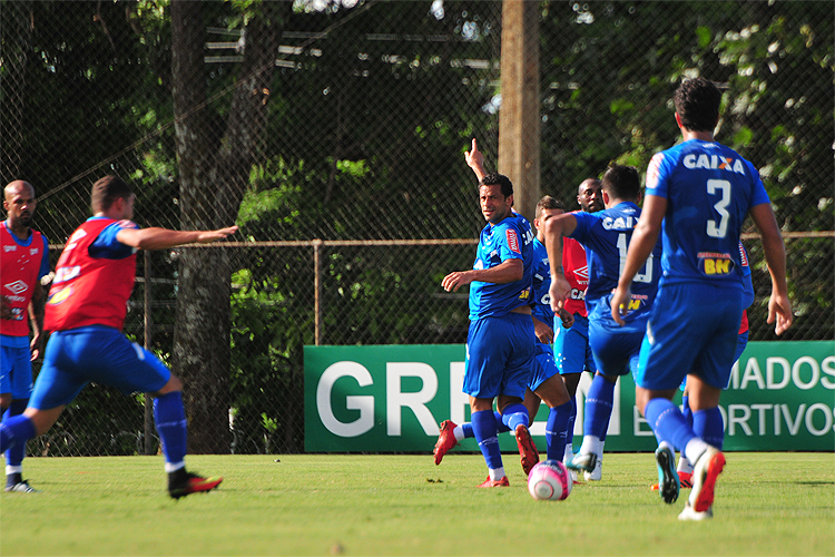 Atacante Fred fez um dos gols da equipe titular, que bateu o time reserva por 5 a 3, nesta terça