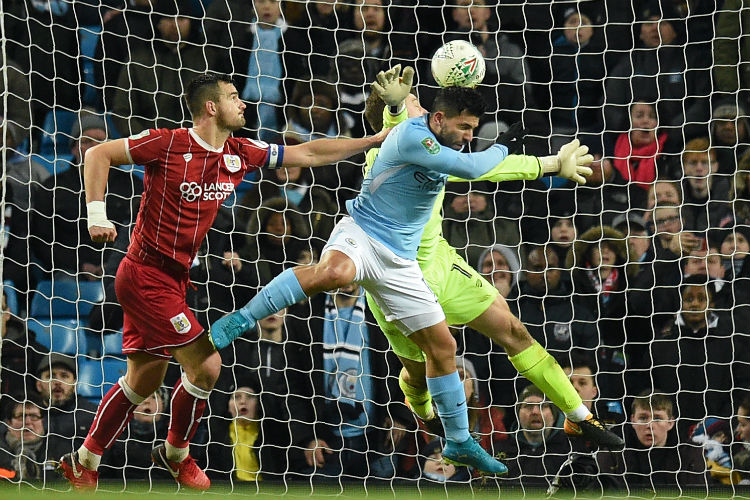 Sergio Aguero saiu do banco para garantir a vitória por 2 a 1 ao Manchester City sobre o Bristol City
