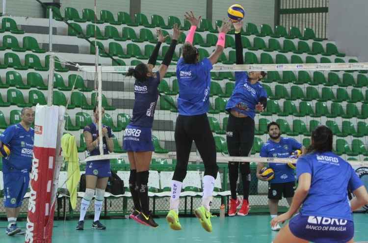 Brasília Vôlei vai encarar o barulho da torcida no Ginásio Panela de Pressão
