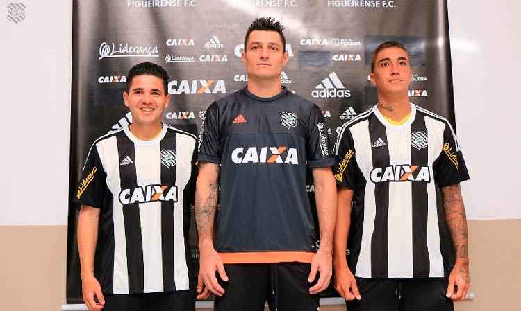 Diego Renan, Denis e Romarinho vestiram a camisa do clube e foram apresentados à torcida