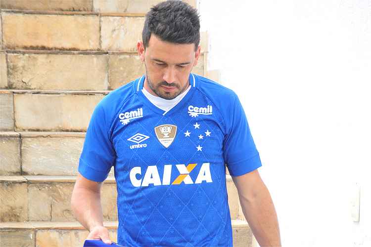 Edilson vestiu a camisa do Cruzeiro pela primeira vez na tarde dessa sexta-feira, na Toca da Raposa II