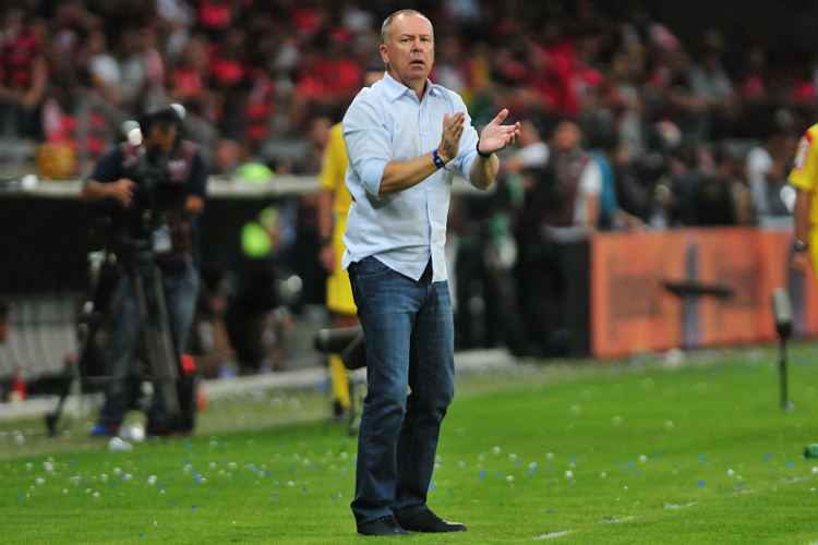 Mano Menezes espera ter até 33 jogadores no elenco nesta temporada; atualmente há 34 atletas