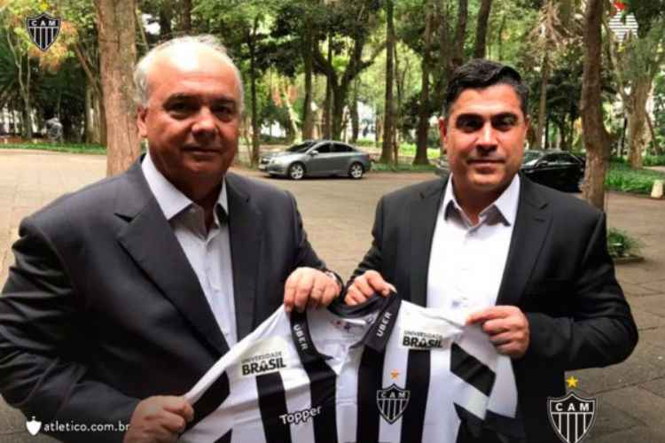 Presidente Sérgio Sette Câmara (d) ao lado de Fernando Costa, reitor da Universidade Brasil (e)