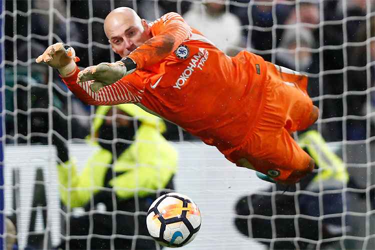 Goleiro argentino Caballero foi o herói da classificação do Chelsea ao defender primeira cobrança